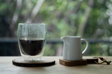 Sabah kahvesi bardakta, seramik kavanozda taze süt var.