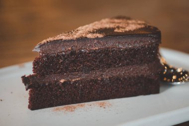 Kafede dilimlenmiş çikolatalı pasta. Seçici odak