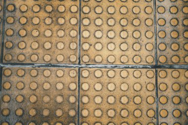 Sarı noktalı yürüyüş yolu, kaldırımda ve patikada kör güvenlik. Üst görünüm