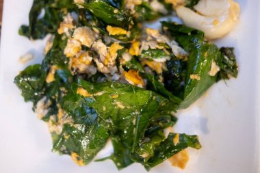 Kızarmış Malindjo yumurtalı gider. Bu menü Tayland 'ın güneyinde favoridir.