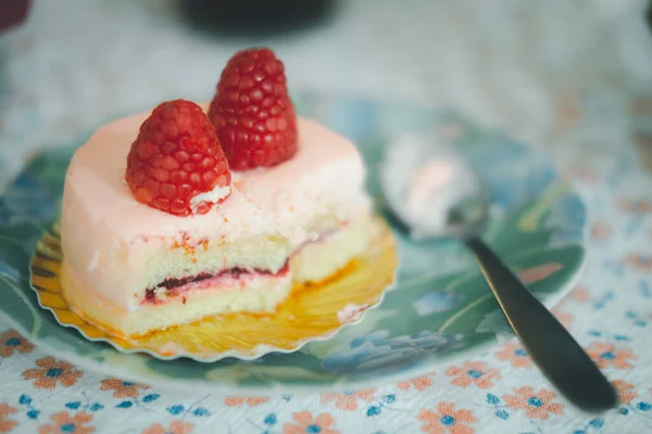 Їдаючи Вершковий Десерт Рожевого Мусу Зверху Малиною Вибірковий Фокус — стокове фото