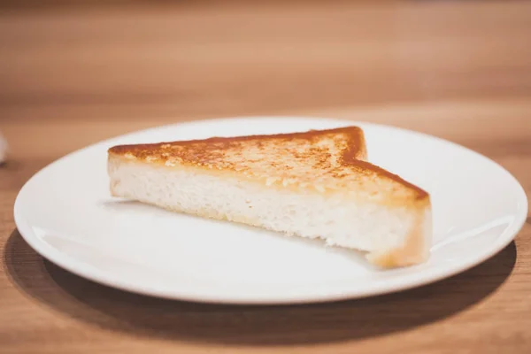 Beyaz Tabakta Sarımsaklı Ekmek Üçgeni Seçici Odak — Stok fotoğraf