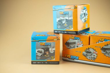 Samut Prakan, Tayland - 15 Kasım 2020: LOZ Creator 'dan alınan oyuncak Tayland polis arabası seti kutu içindeki 4 parçayı da topluyor