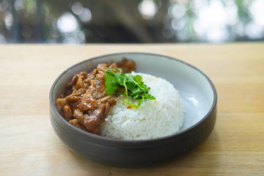 Pirinç ve sarımsaklı domuz eti. Tayland tarzı yemek.