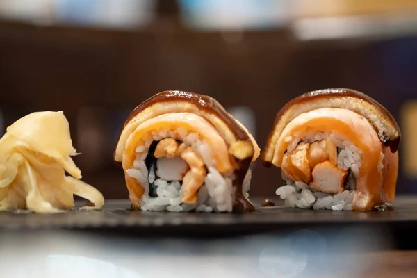 Sushi Proaspăt Delicios Maki Somon Afumat Partea Sus Brânză Sos — Fotografie, imagine de stoc