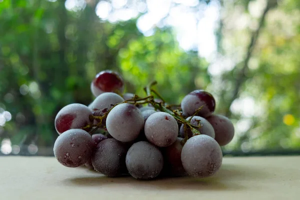 Primer Plano Uvas Rojas Congeladas Sobre Mesa Madera —  Fotos de Stock