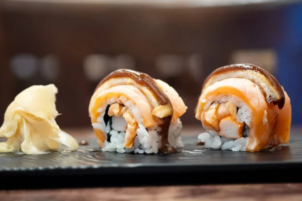 Świeże Pyszne Maki Sushi Łosoś Wędzony Górze Serem Sosem Skupienie — Zdjęcie stockowe