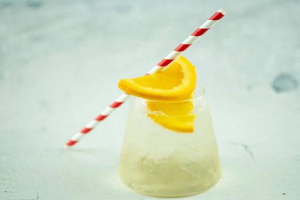 Bebidas Frías Verano Helado Casero Con Cubitos Hielo Rebanada Naranja —  Fotos de Stock