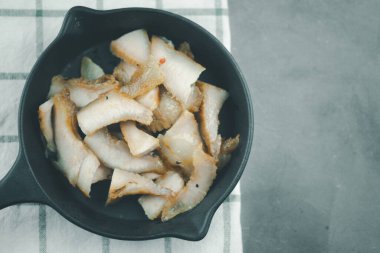 Kara tavada servis edilen kömürle kaynatılmış domuz boynu. Tayland 'da popüler bir meze..