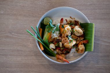 Pirinçli sarımsaklı karides yakın plan.