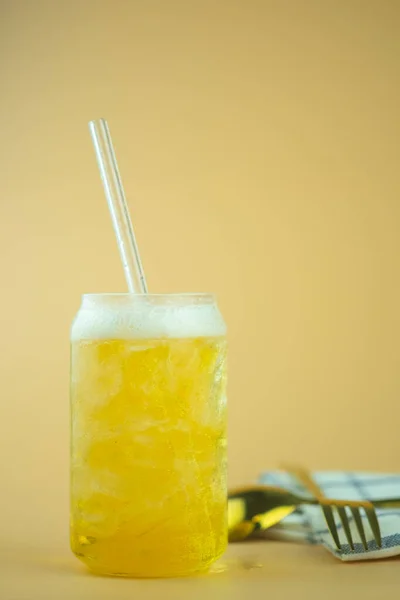 Verre Bière Légère Avec Glace Paille Sur Fond Jaune — Photo