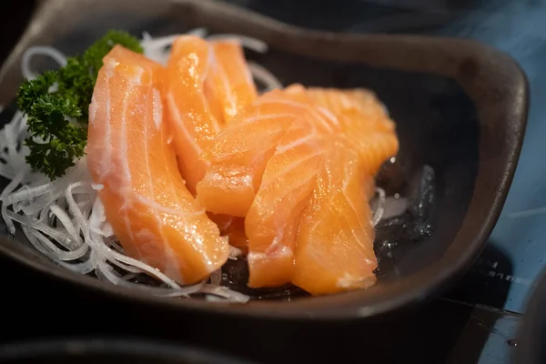 鮭の刺身 黒いテーブルの上に日本の伝統料理 閉じろ — ストック写真