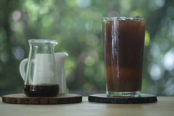 Segelas Kopi Dingin Dan Disajikan Dengan Krim Dalam Stoples Kecil — Stok Foto