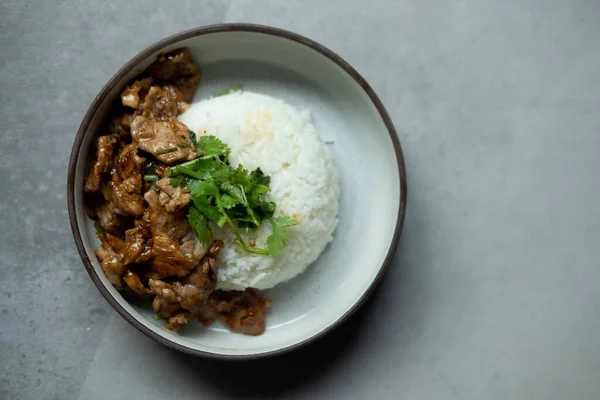 Babi Goreng Dengan Bawang Putih Dan Lada Atas Nasi Thai — Stok Foto