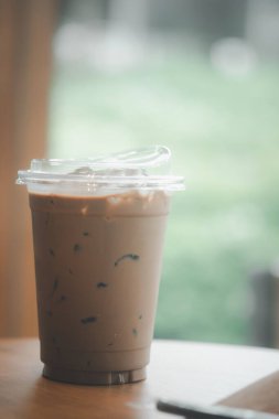 Saman kullanımını azaltmak için kapak tasarımlı buzlu kahve mocha, kahve fincanı içebilirsiniz.