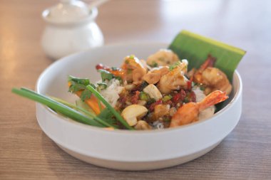 Pirinçli sarımsaklı karides yakın plan.