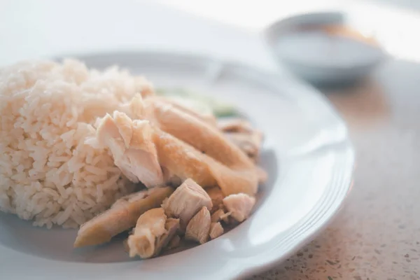 海南鶏飯 蒸し鶏飯を白皿に盛り付ける — ストック写真