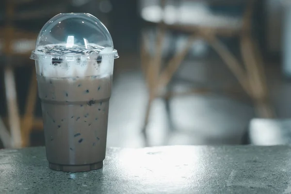 在塑料杯子里的美味冰摩卡咖啡另一个夏季饮料菜单 — 图库照片