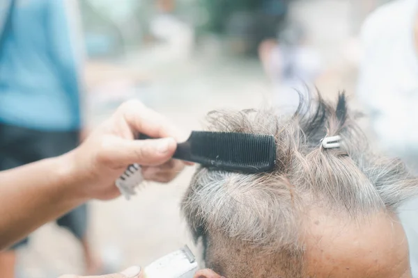 Fryzjer Robi Stylowe Fryzury Dla Staruszka Domu Służby Podczas Epidemii — Zdjęcie stockowe