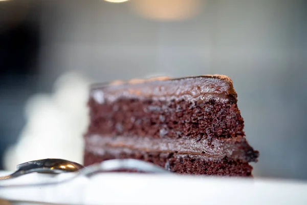 Выборочный Фокус Треугольника Кусок Вкусного Темного Шоколадного Торта — стоковое фото