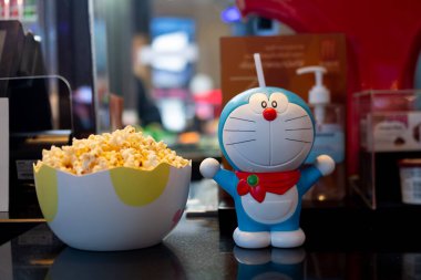 Bangkok, Tayland - 21 Kasım 2020: Filmin tanıtımı için Doraemon 'un tatlı patlamış mısır seti ve meşrubat seti: Büyük Sinema Grubu Plc' den Nobita 'nın Yeni Dinazoru.
