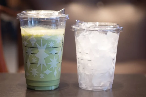 Bangkok, Tayland - 21 Kasım 2020 Starbucks Kahve Dükkanı 'ndaki ahşap masada buzlu yeşil çay ve buzlu kahve