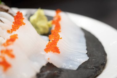 Japon usulü çiğ kalamar ve somon yumurtası. Seçici odak