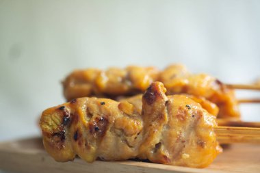 Izgara zerdeçal tavuk çubukları Tayland 'ın en ünlü sokak yemeklerinden biridir.