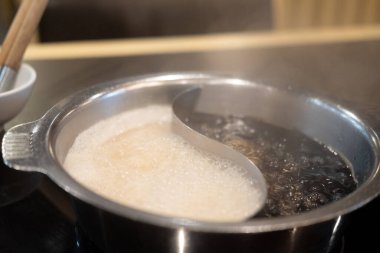 Çorba tabanı kombinasyonu için özel olarak yapılmış iki çeşit sıcak bulyon. Kapat.