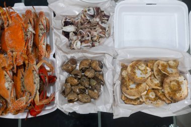 Köpük kutusundaki deniz ürünlerinin çoğu piknik ve parti için hazır.