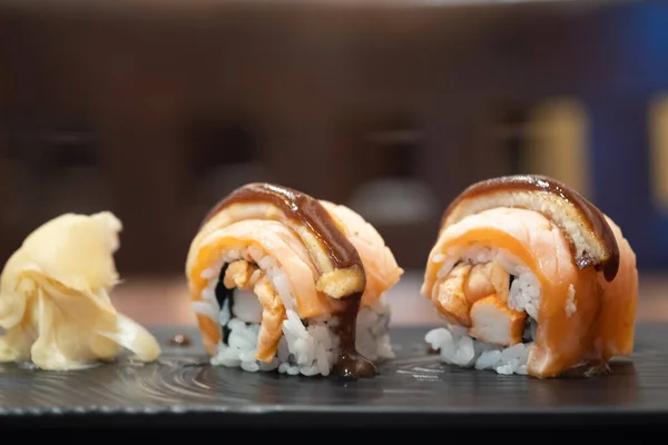 Świeże Pyszne Maki Sushi Łosoś Wędzony Górze Serem Sosem Japoński — Zdjęcie stockowe