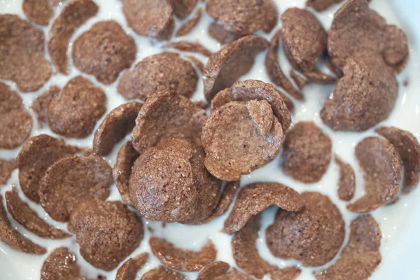 Desayuno Cereales Copos Maíz Chocolate Con Leche Fresca Tazón Blanco — Foto de Stock