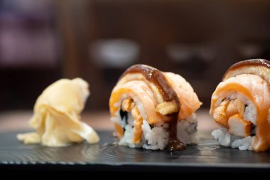 Taze ve lezzetli suşi füme somon peynirli ve soslu. Seçici odak