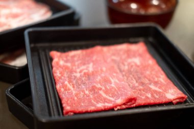 Shabu Shabu ya da Yakiniku için birinci sınıf taze çiğ et.