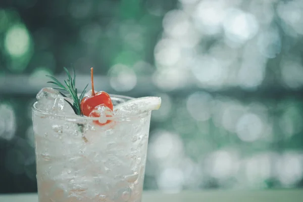 Rosa Cocktail Mit Litschi Sirup Und Prickelnder Limo Dekoration Mit — Stockfoto