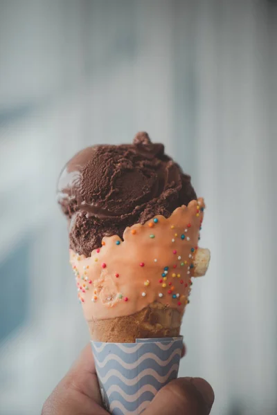 Mano Sosteniendo Cono Helado Chocolate Negro Cono Gofre — Foto de Stock