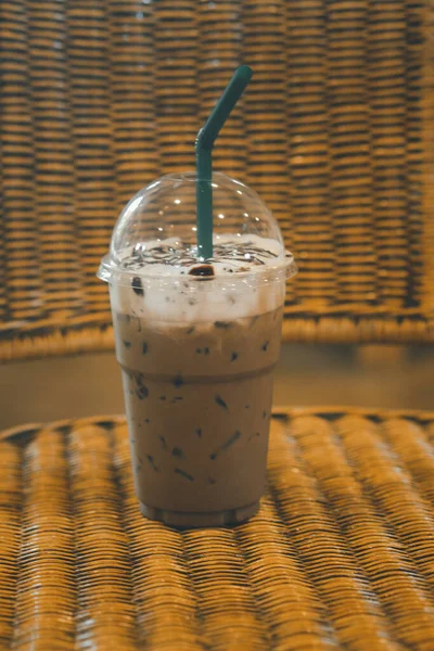 プラスチックガラス中のおいしいアイスモカコーヒー 別の夏のドリンクメニュー — ストック写真