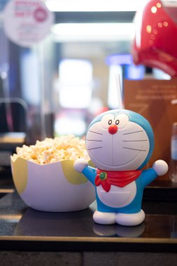 Bangkok, Tayland - 30 Kasım 2020: Filmin tanıtımı için Doraemon 'un tatlı patlamış mısır seti ve meşrubat seti: Büyük Sinema Grubu Plc' den Nobita 'nın Yeni Dinazoru.