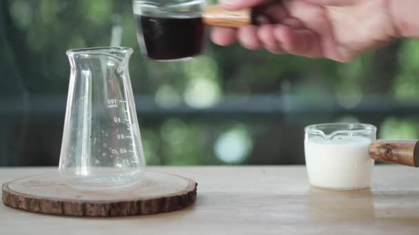 Uomo Mano Versando Colpo Caffè Caldo Latte Fresco Bicchiere Trasparente — Video Stock