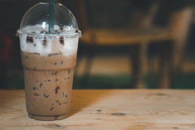 Plastik bardakta nefis buzlu kahve. Başka bir yaz içeceği menüsü