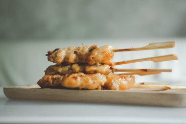 Izgara zerdeçal tavuk çubukları Tayland 'ın en ünlü sokak yemeklerinden biridir.