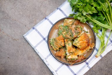 Kızarmış akasya pennata omleti veya cha-om yumurtası. Tayland Mutfağı