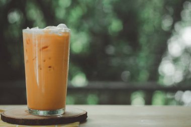 Tahta masada bir bardak buzlu süt çayı.