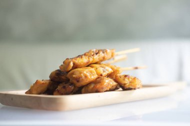 Izgara zerdeçal tavuk çubukları Tayland 'ın en ünlü sokak yemeklerinden biridir.