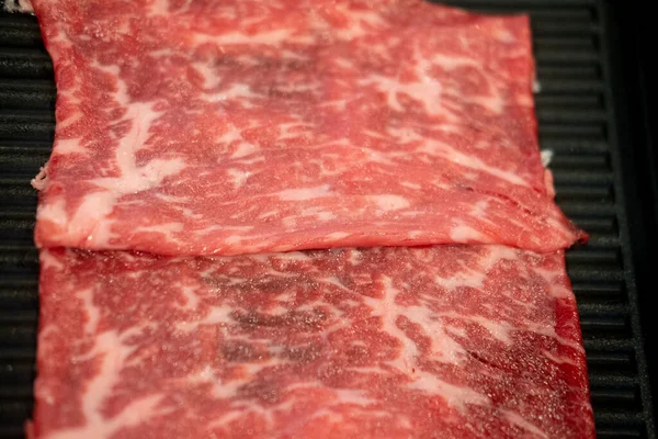 Carne Fresca Cruda Affettata Con Consistenza Marmorizzata Servita Vassoio Nero — Foto Stock