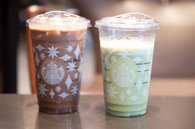 Bangkok, Tayland - 4 Aralık 2020 Starbucks Kahve Dükkanı 'nda bir fincan buzlu yeşil çay ve buzlu kahve.