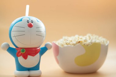 Bangkok, Tayland - 4 Aralık 2020: Doraemon: Nobita 'nın Yeni Dinozor kova patlamış mısır ve meşrubat seti. Major Cineplex Group Plc 'ten reklam. Tayland 'ın en büyük sinemasını işletiyor..