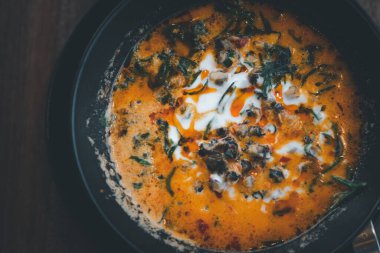 Nehir salyangozu siyah kasede kırmızı köri. Tayland körisi