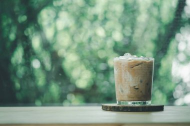 Kremalı buzlu Mocha kahvesi. İçkinin dokusunu ve ferahlatıcı görünüşünü gösteriyor.