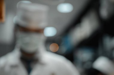 Suşi tezgahında aşçılığın soyut bulanıklığı doğrudan müşterilere servis ediliyor. Soyut bulanık suşi tezgahı